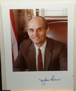 SENATOR JAKE GARN AUTOGRAPHED PHOTO 8X10 W/ LETTER - Imagen 1 de 4