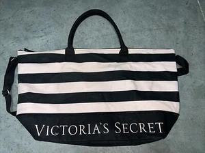 Bolso de Mano Victoria’s Secret Expandible Fin de Semana Rosa/Negro Rayas Correa para el Hombro - Imagen 1 de 3