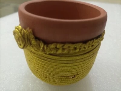 Lujosa olla de barro hecha a mano envuelta en cuerda dorada - Acento decorativo para el hogar Foto 1 de 4