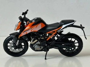 KTM 250 Duke Austrian Motorbike Motorcycle Model Toy Diecast 1:18 Scale Bburago - Picture 1 of 15