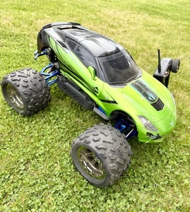 1/10 Traxxas E-Revo RTR sin escobillas con controlador y cuerpo Corvette - Imagen 1 de 9