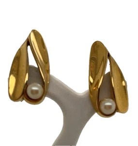 Vintage Crown Trifari Leaves 5MM Pearl Shiny Gold Tone Clip Earrings Signed - Picture 1 of 4