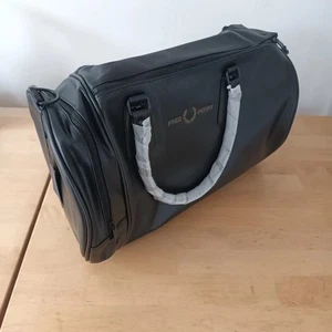 *RARE* New Black Scotch Grain Barrel Bag With Gold Detailing (Fred Perry) - Picture 1 of 10