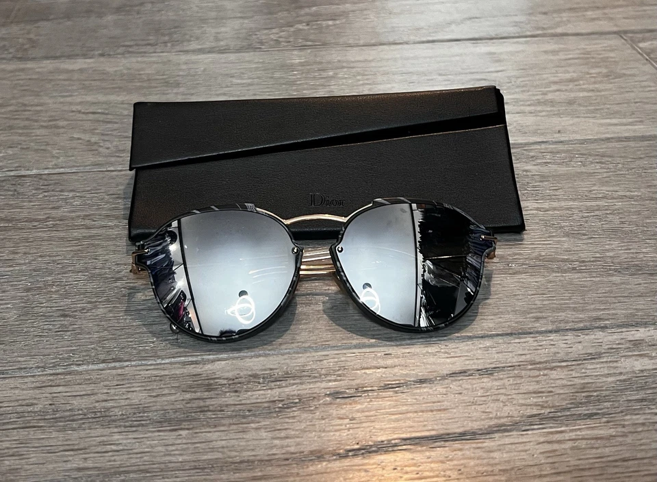 Gafas de sol reflectantes Dior con estuche negro Foto 1 de 3