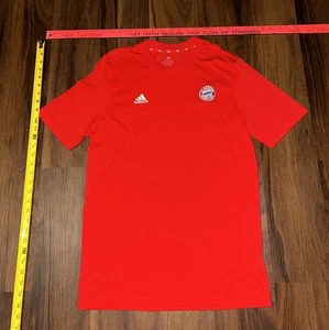 FC Bayern München Adidas Jugend XL T-Shirt mit gesticktem Abzeichen rot Spruch - Bild 1 von 4