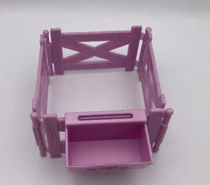 Fisher Price Loving Family Casa de Muñecas VALLA ESTABLE CABALLO Rosa Púrpura Lote Cubo de Alimentación - Imagen 1 de 5