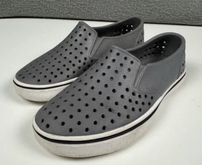 Tênis Native Shoe infantil unissex praia água cinza escuro milhas slip-on J1 1 juvenil - Imagem 1 de 4