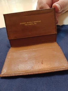 PORTAFOGLIO PUBBLICITARIO BI-FOLD IN PELLE ANNI '50 FORNITURA CAVA PENNA ARGYL, PA. - Foto 1 di 3