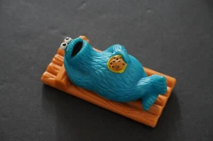 VINTAGE 1997 TYCO SESAME STREET COOKIE MONSTER ON RAFT 4" FIGUR #2 - Bild 1 von 4