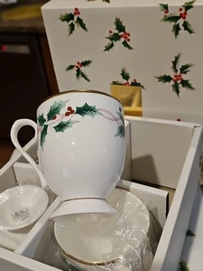 Mikasa Christmas RIBBON HOLLY Mugs - Set of 4 NEW IN BOX - Picture 1 of 5