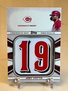 Maglia Topps Serie 1 2022 Joey Votto Numero Medaglione Card/Reliquia - Reds - Foto 1 di 2