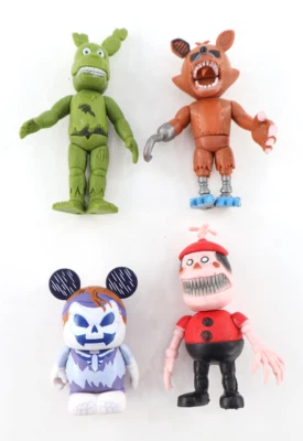 Lote de 4 bonecos Five Nights at Freddy's Balloon Boy, Foxy Pirate, Springtrap - Imagem 1 de 4