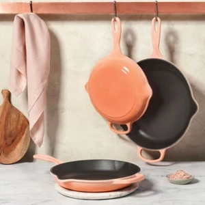 "Peche" 9" Skillet LE CREUSET Cast Iron Signature Pan NWT Peach - Bild 1 von 1