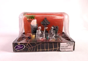 Lemax Spooky Town GRAVEYARD PICKNICK Skelett Figur #63263 NEU - Bild 1 von 7