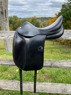 Sillín de doma Amerigo Vega 17" árbol mediano, flocado en excelente estado Foto 1 de 4