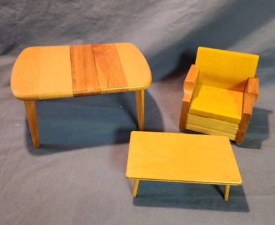 De colección. Mueble de madera para muñeca Strombecker silla amarilla mesas de centro y cocina 1950 Foto 1 de 4