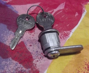 2 NUEVAS CERRADURAS DE LEVA DE GABINETE LSDA EE. UU. DE COLECCIÓN 5/8" con dos llaves LS918 - Imagen 1 de 3