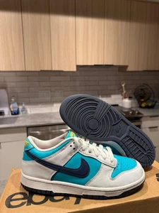 NUEVO EN CAJA - NIKE Dunk Low BG - POLVORIENTO CACTUS/THUNDER BLUE - GS talla 6.5 # HF4794 345 - Imagen 1 de 10