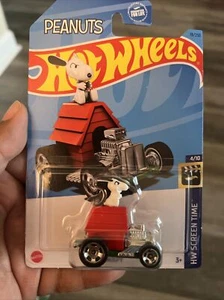 Hot Wheels Peanuts Snoopy HW Pantalla Tiempo Perro Casa Hot Rod Coche - Imagen 1 de 5