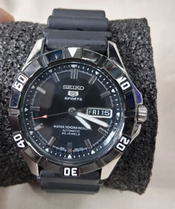 Orologio Seiko 5 Sport 7S36-01X0 Day Date 23 jewels Automatico Silicone come nuovo - Foto 1 di 5