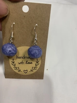 Lindos Pendientes de Porcelana Arándano 1/2” Etiquetas Nuevas Hechos a Mano Regalables Foto 1 de 4