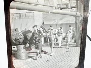 VINTAGE MAGISCHE LATERNE GLASSCHIEBER DUDELSACKFÄNGER UND PASSAGIERE AUF SCHIFF DECK - Bild 1 von 2