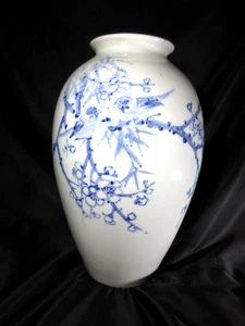 Schöne unbeschriftete weiße & blaue Kirschblüten Vogel große asiatische Vase in Holzbox - Bild 1 von 9