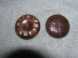 2 BAKELIT KNÖPFE SCHOKOBRAUN SONNENBLUME GESCHNITZT VINTAGE - Bild 1 von 2