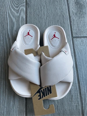 NIKE JORDAN Sophia Rosa Claro Suave Plataforma Toboganes Talla 9 Nuevo con Etiquetas Foto 1 de 4