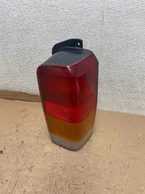 Luz trasera lateral del pasajero derecho Jeep Cherokee 1997 a 2001 OEM U8673 DW Foto 1 de 4