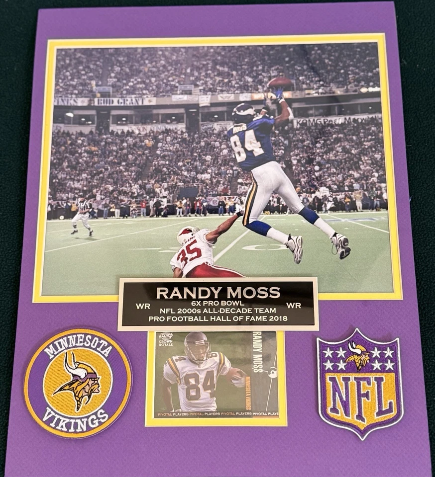FOTO MATE DE LOS VIKINGOS DE LA NFL RANDY MOSS, ENMARCADA con PLACA DE IDENTIFICACIÓN, TARJETA Y PARCHES🏈 Foto 1 de 4