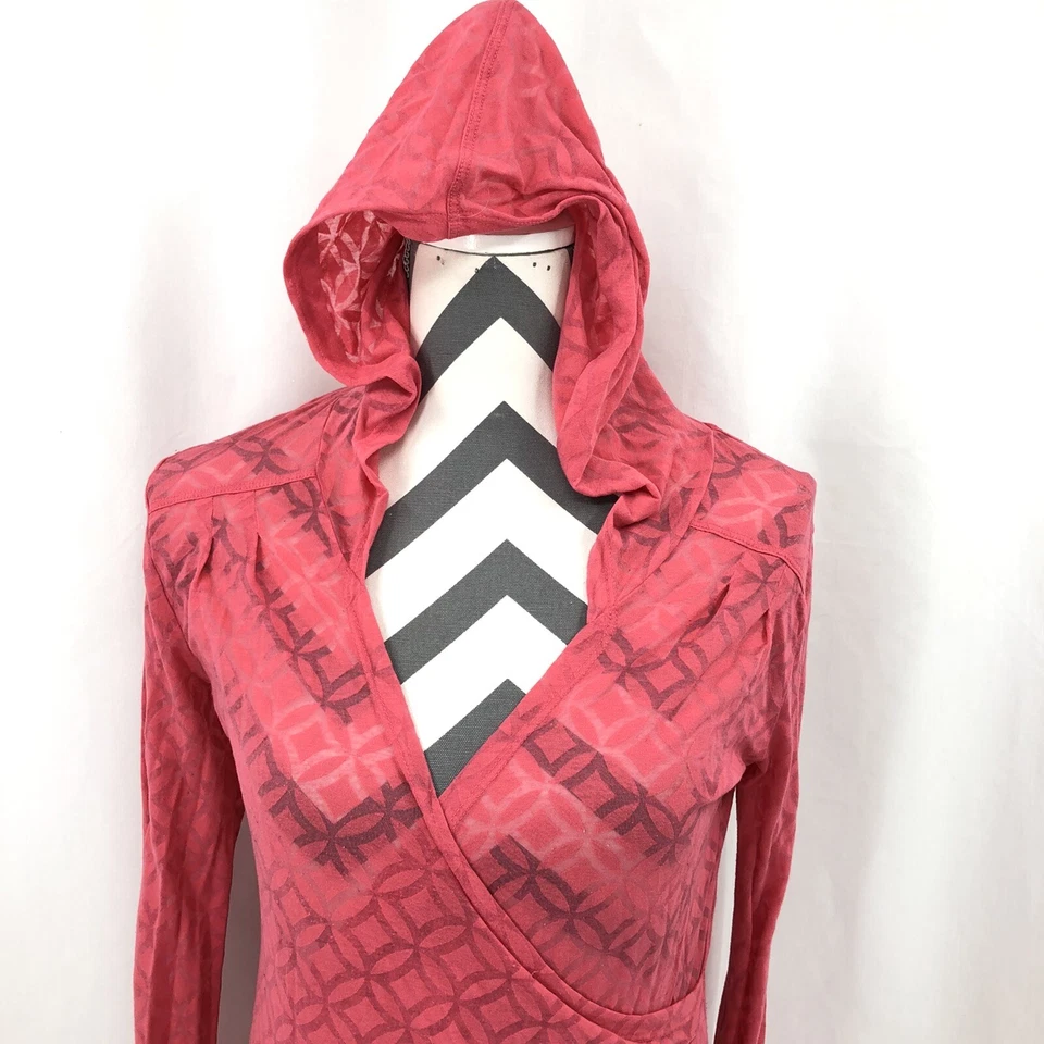 Camisa Lucy Spirit Burnout com capuz envoltório falso semi-transparente rosa franzida pequena - Imagem 1 de 4