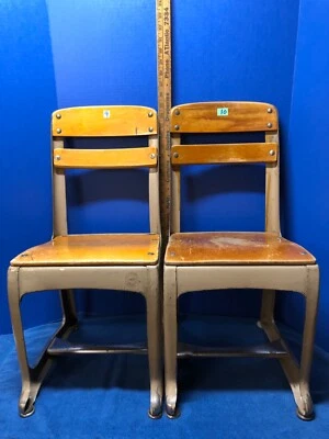 2 sillas escolares pequeñas para niños c.1955 asiento/respaldo de madera marco de acero Grand Rapids, MI Foto 1 de 4