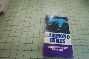 WRECKERS MUST BREATHE BY HAMMOND INNES  VINTAGE FONTANA UK WW2 NAVAL FICTION PB - Picture 1 of 3