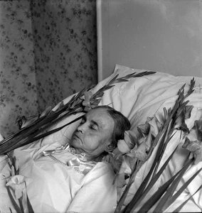 Portrait Post Mortem verstorbene Frau tot Blumenbett alt Negativ Foto An. 1940 - Bild 1 von 1