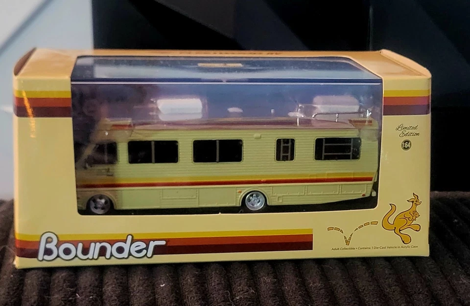 Autocaravana Fleetwood Bounder 1986 escala 1:64 ¡nueva en paquete! Foto 1 de 4