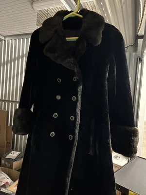 CASACO DE PELE SINTÉTICA PRETO BORGAZIA VINTAGE ANOS 1960 - ANOS 70 COM ACABAMENTO LUX E BOTÕES tamanho 14 - Imagem 1 de 4