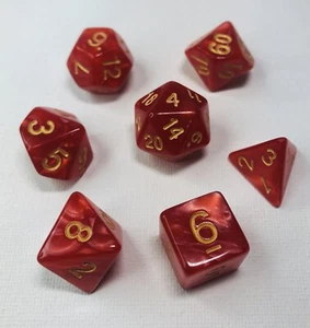 Scarlet D&D Würfel Set mit goldener Nummerierung und einer gratis roten Würfeltasche - Bild 1 von 2