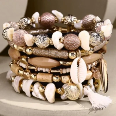 Brazalete elástico de playa boho con cuentas de madera con concha de cowrie apilable natural de 7 capas Foto 1 de 4