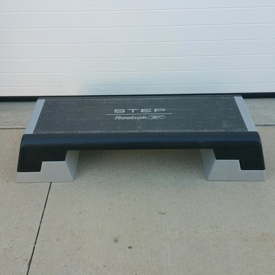Paso a paso de entrenamiento cardio Reebok Aerobics Stepper con elevadores ajustables 6" 8" 10" altura Foto 1 de 4
