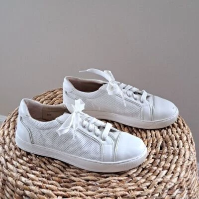 Zapatillas deportivas Vaneli para mujer de cuero blanco perforado informales/atletismo S-6,5 Foto 1 de 4