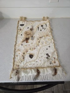 Shabby Chic Viktorianisch Stoff Wandbehang Knöpfe Muscheln Schlüssel Perlen Herz - Bild 1 von 12