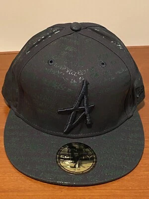 Nuevo Sombrero Ajustado Altamont A Logo Verde All Over Script 7 3/8 New Era 59Fifty Foto 1 de 4