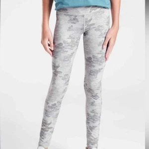 NEW ATHLETA GIRL ULTRA HIGH RISE CHIT CHAT TIGHT LIGHT GREY CAMO SIZE XXL/16 - Picture 1 of 8