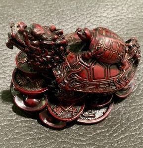 Statuina fermacarte cinese rosso feng shui resina drago tartaruga su monete 5" x 4" - Foto 1 di 8