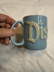 DISNEYLAND EST. Vintage BLAUE KERAMIKTASSE 1955 AN ALLE, DIE KOMMEN, WILLKOMMEN - Bild 1 von 10