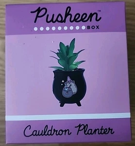 NUOVO Pusheen il gatto scatola autunno 2024 Halloween calderone piedi fioriera strega nero  - Foto 1 di 4