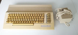 Commodore C64,   läuft siehe Video  !!  Optisch leider Vergilbt !! - Bild 1 von 10