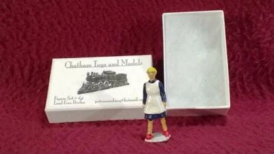 #16 REPRODUCTION HORNBY/LIONEL FIGURE WOMAN IN APRON - Image 1 of 2