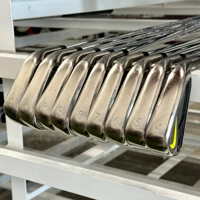 Nike Vapor Fly Hierros 4 - 9 PW, AW, SW - True Temper ZT 85g R Flex - Royal Grip M- Foto 1 de 4